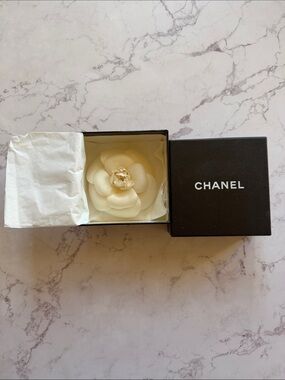 Original CHANEL vintage pin. Can be made into hair or other accessory.